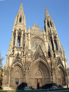 Chiesa di St. OuenRouen, in Normandia, Francia. Si tratta di una grande cattedrale color sabbia con punte appuntite e decorazioni rivolte verso il cielo. 