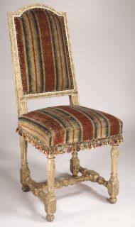 Sedia laterale (una coppia). Legno di faggio intagliato e dorato, rivestito in velluto di lana (moquette). 

