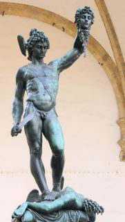 Benvenuto Cellini, Perseu com a cabeça da Medusa. Perseu é apresentado com a cabeça da Medusa na sua mão esquerda. A estátua é feita de um metal escuro. 