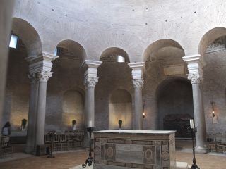 Arcos redondos no Mausoléu de Constantino. Um grande salão abobadado com um altar de mármore no centro. Na fotografia, podem ver-se cinco arcos. 