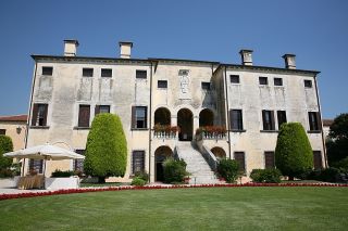 Villa Godi em Lugo di Vicenza, característica do Palladianismo. Estrutura simples com três filas de janelas rectangulares e uma entrada em arco. 