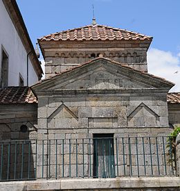Capilla de San Fructuoso, Braga, Portugal en estilo prerrománico. Una grande estructura de piedra sin ventana y con un recinto en la entrada.