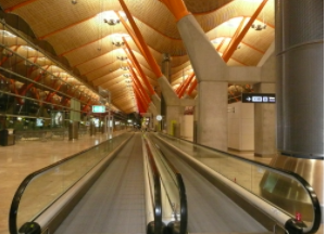 Terminal 4, aeroporto di Barajas, Madrid. Alberi strutturali colorati nel terminal dell'aeroporto.