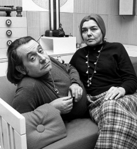 Ettore Sottsass et Fernanda Pivano chez eux à Milan en 1969.
