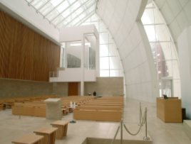 Intérieur de l'église du Jubilé. L'intérieur de l'église allie raffinement et simplicité avec la plus grande voile s'élevant à 27 mètres au-dessus de la nef.