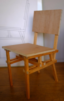 Primo prototipo di una possibile sedia. Si ispira all'idea di Enzo Mari di poter realizzare oggetti domestici di prima necessità, utilizzando legname di recupero, semplici attrezzi manuali e abilità quotidiane.