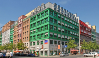 Projet de renaissance avec la tradition berlinoise des blocs résidentiels et des arrière-cours. Arch : Aldo Rossi, Götz Bellmann, Walter Böhm et Luca Meda - 1994-98.