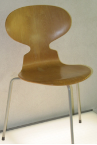 Première chaise Ant 00 à 3 pieds exposée au Design Museum Denmark. 1952