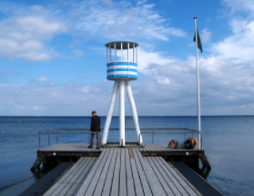 Bellevue Beach - L'une des tours de surveillance caractéristiques d'Arne Jacobsen, 1930. Copenhague, Danemark.