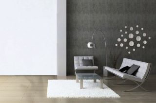 Un soggiorno minimalista con interni sui toni del grigio. 