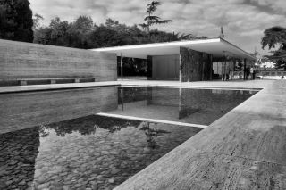 Il Mies van der Rohe Pavilion, foto in bianco e nero dell'esterno. 