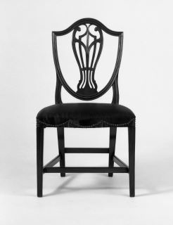 Cadeira Heppelwhite de cor preta.
