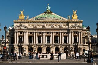 Opera House, Parigi. Ci sono due statue dorate lungo la cima, e il tetto dell'edificio è verde. 