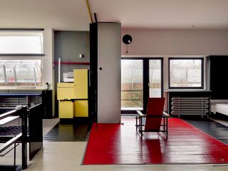 Schroder House, foto do interior, nível superior com a cadeira icônica projetada por Rietveld exemplo de Neoplasticismo (ou De Stijl).