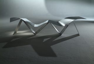 Panchina progettata da Frank Gehry  esempio di Decostruttivismo nel design dei mobili