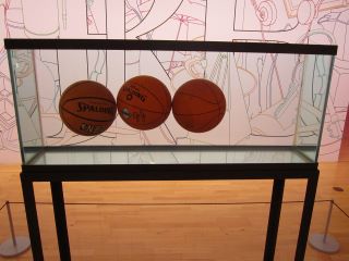 Tanque de equilibrio total de tres bolas (1983) por Jeff Koons en Tate Liverpool