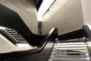 MAXXI - Museo nazionale delle arti del XXI secolo. Foto dell'interno del museo, scala in metallo. 