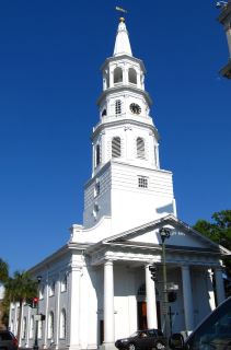 Igreja Episcopal de São Miguel, Charleston, Carolina do Sul Período georgiano tardio. Este edifício tem uma torre alta no centro, com colunas que suportam a frente da estrutura. 