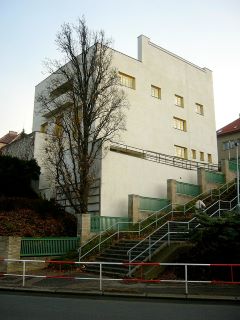 Esempio di architettura moderna con la Muller House di Adolf Loos, lato del palazzo caratterizzato da scalinata con grata verde al lato. 