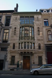 Hotel Tassel, Bruxelas. Uma grande estrutura de pedra clara com quatro andares e janelas rectangulares. 