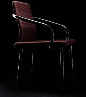 Esempio di arredamento postmoderno: Knoll Mandarin Chair di Ettorre Sottsass.
