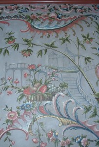 Papel de parede sobre tela, pintado à mão com ornamentos de chinoiserie. 
