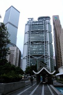 Foto dell' HSBC Building ad Hong Kong, visto dall'esterno.