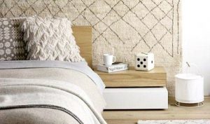 Camera da letto Boho: Camera da letto in stile Boho sui toni del bianco con tessuti e consistenze contrastanti, dettaglio del letto e del comodino. 