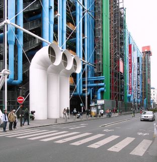 Foto ritraente i servizi esterni codificati a colori del Pompidou Centre, Parigi. 