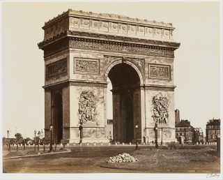 O Arco do Triunfo na Place de l'Étoile, provavelmente o mais famoso exemplo da arquitectura do Império, encomendado em 1806 após a vitória em Austerlitz pelo Imperador Napoleão I. por Edouard Baldus , década de 1860.  Impressão em prata albuminada a partir de um negativo de vidro
