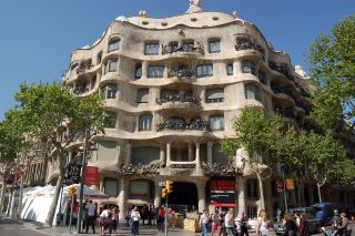 Casa Milà a Barcellona, vista dall'esternp. Edificio con piani realizzati in maniera ondulata.