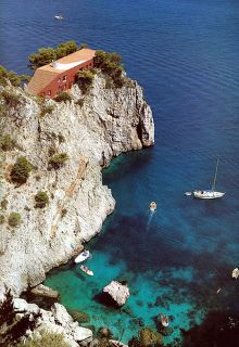 Casa Malaparte, Capri, Italia. 
La bellezza singolare di Villa Malaparte ha colpito anche il regista Jean-Luc Godard, che ha girato lì la seconda parte de “Il disprezzo”.
