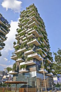 Bosco Verticale (Vertical Forest), Milano, Studio Boeri (2009-2014); Le torri tentacolari incontrano il verde, disposto su varie strutture che circondano il perimetro dell'edificio. 