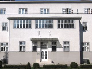 Sanatorium Purkersdorf – Entrata a lato del giardino.