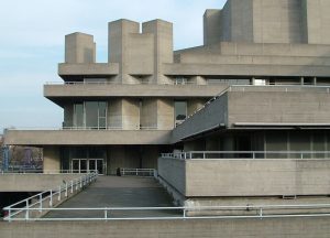 The Royal National Theatre, Londres, de Denys Lasdun e Softley, 1963; um dos poucos grandes edifícios brutalistas ainda de pé, o que contribuiu para seu recente aumento de popularidade.
