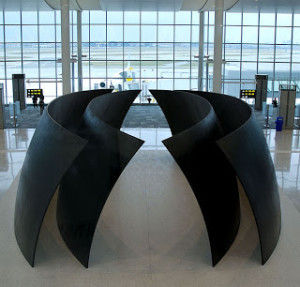 Le sfere inclinate di Richard Serra nel Terminal 1 Molo F dell'aeroporto YYZ di Toronto