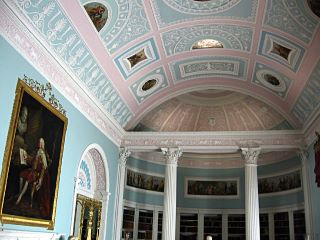 Modello di un interno in stile Regency con in primo piano una rotonda, presumibilmente basata su un progetto di Sir John Soane, e sullo sfondo una biblioteca, adattata dai progetti realizzati nel 1767 da Robert Adam per Kenwood House, a Londra.
