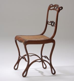 Cadeira Boppard de Michael Thonet com pernas muito sinuosas e um encosto fino em madeira. 

