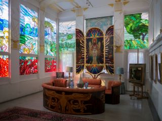 Interior da Villa Wagner I. Vitrais elaborados e imagens coloridas da natureza. 
