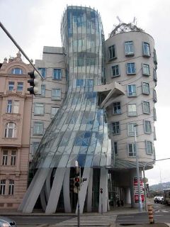 Frank Gehry’s Dancing House - Praga, Repubblica Ceca. L'edificio appare piegato su un lato, come se qualcosa lo colpisse e lo lasciasse danneggiato. 