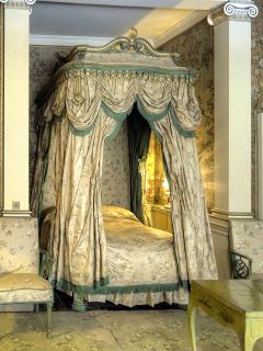 Salas de Estado. O mobiliário foi fabricado por Chippendale em 1771. A imagem mostra uma cama de dossel em cores neutras. 