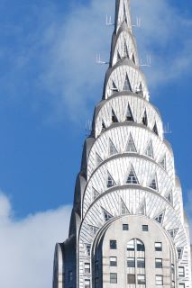 O edifício Chrysler em Nova Iorque. Edifício pontiagudo com arcos em cada camada até à ponta da torre. 