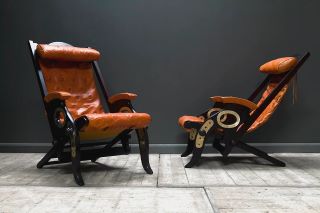 James Herbert Macnair, cadeiras dobráveis com costas em pele castanha e armação em madeira escura. 