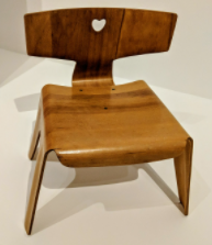 Sedia impilabile Eames per bambini, in mostra all'Oakland Museum of California, 2018.