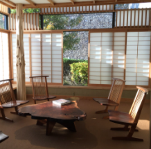 La sedia e la scrivania Conoid. Sala di lettura Nakashima, Museo d'arte James A. Michener.