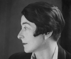 Eileen Gray; ritratto in bianco e nero. 