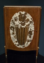 Armoire d'angle, conçue en 1916, fabriquée vers 1923, Brooklyn Museum : une armoire avec un motif de fleurs blanches.