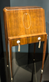 Tibittant desk: A light wood foling desk. 