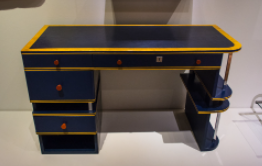 Un esempio di scrivania progettata da Paul Frankl.