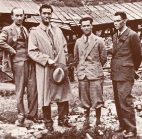 Manlio Rho, Giuseppe Terragni, Renato Uslenghi et Mario Radice -Vallantrona, 1931 : Une vieille photo en noir et blanc du groupe.
